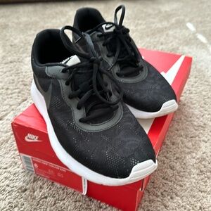 Nike women’s Tanjun black lace sneaker